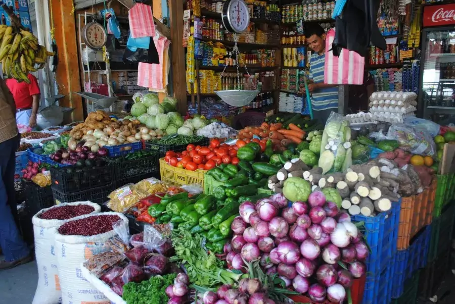 Baja precio de algunos alimentos, pero el alza del café, la carne y el pollo presiona el bolsillo