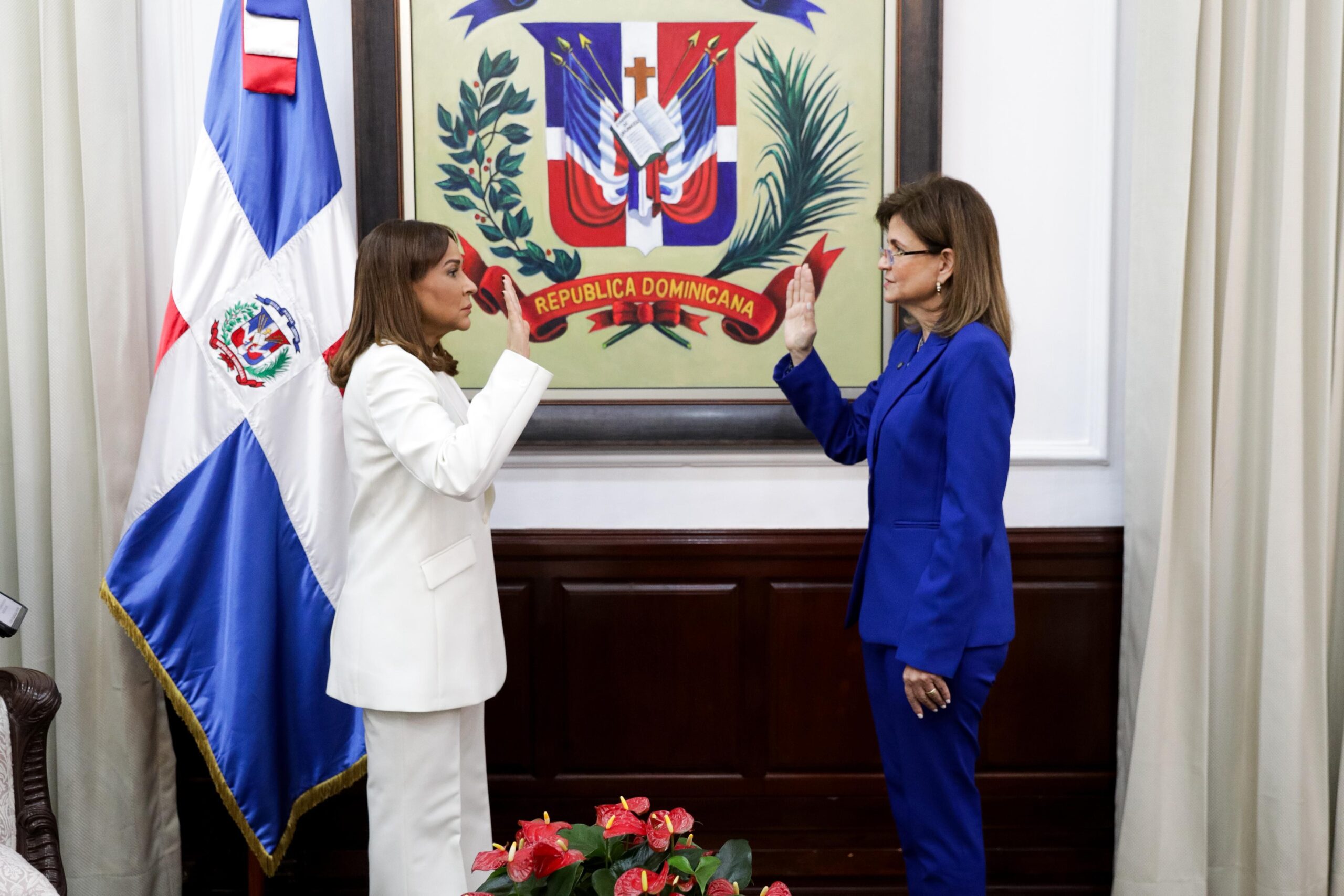 Raquel Peña juramenta a Mayra Jiménez en Supérate