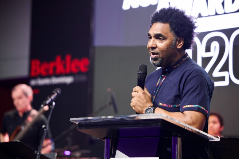 El maestro Javier Vargas recibe el Berklee Alumni Achievement Award; se convierte en el segundo dominicano en obtener este reconocimiento
