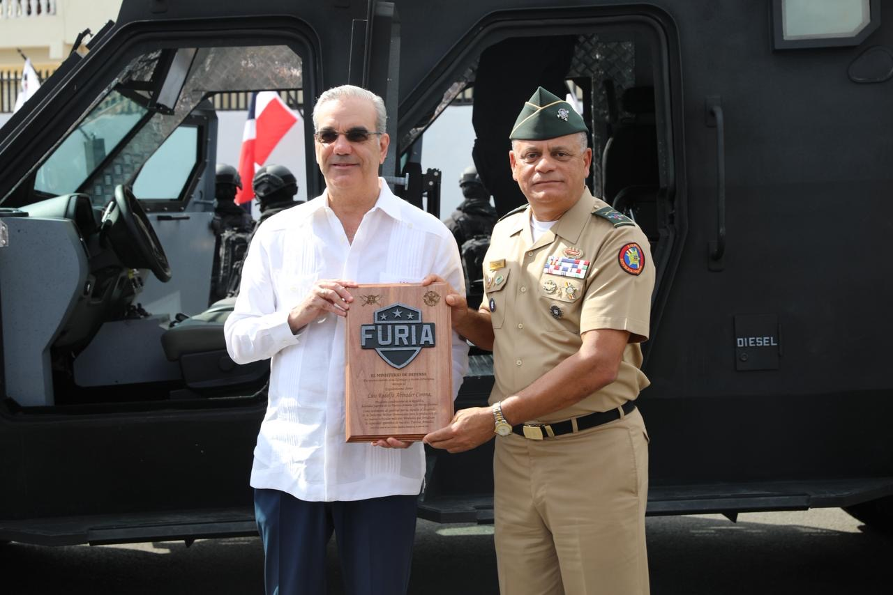 Presidente destaca transformación histórica de Fuerzas Armadas al presentar el primer blindado FURIA ensamblado en la República Dominicana