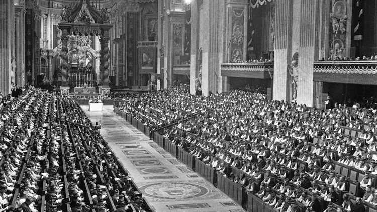 El Papa: Dios se revela en la historia y la vida de la Iglesia