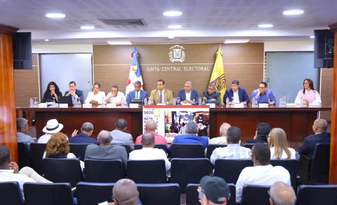 JCE muestra avances de la nueva cédula a partidos políticos