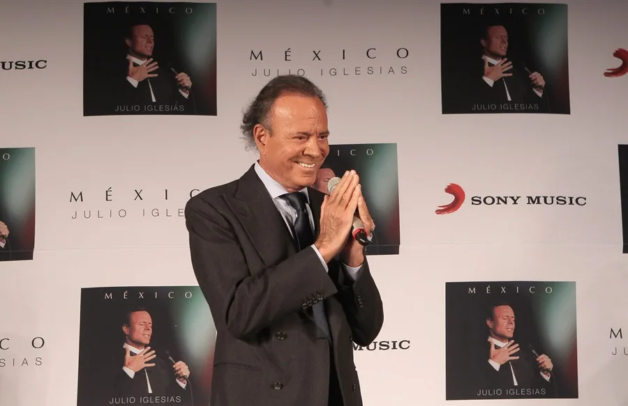Dos exempleadas denuncian agresiones sexuales de Julio Iglesias, según medios en español