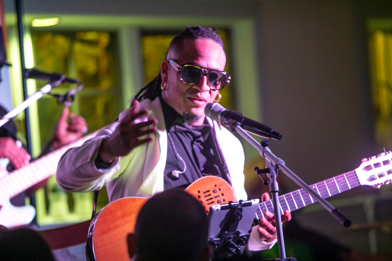 Video | Krisspy presenta concierto completo “Krisspy en Grande” en YouTube en víspera de Año Nuevo