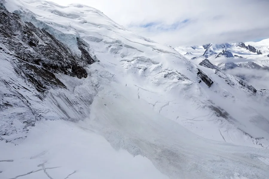Tragedia en Valais: un esquiador muerto y dos heridos por avalancha en Suiza