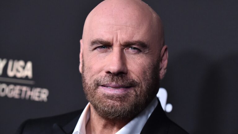 John Travolta celebra su cumpleaños obteniendo licencia para pilotar un Global Express