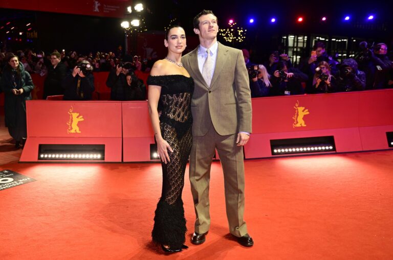 Incógnita despejada: Dua Lipa con Callum Turner en la alfombra roja de 'Rosebush Pruning'