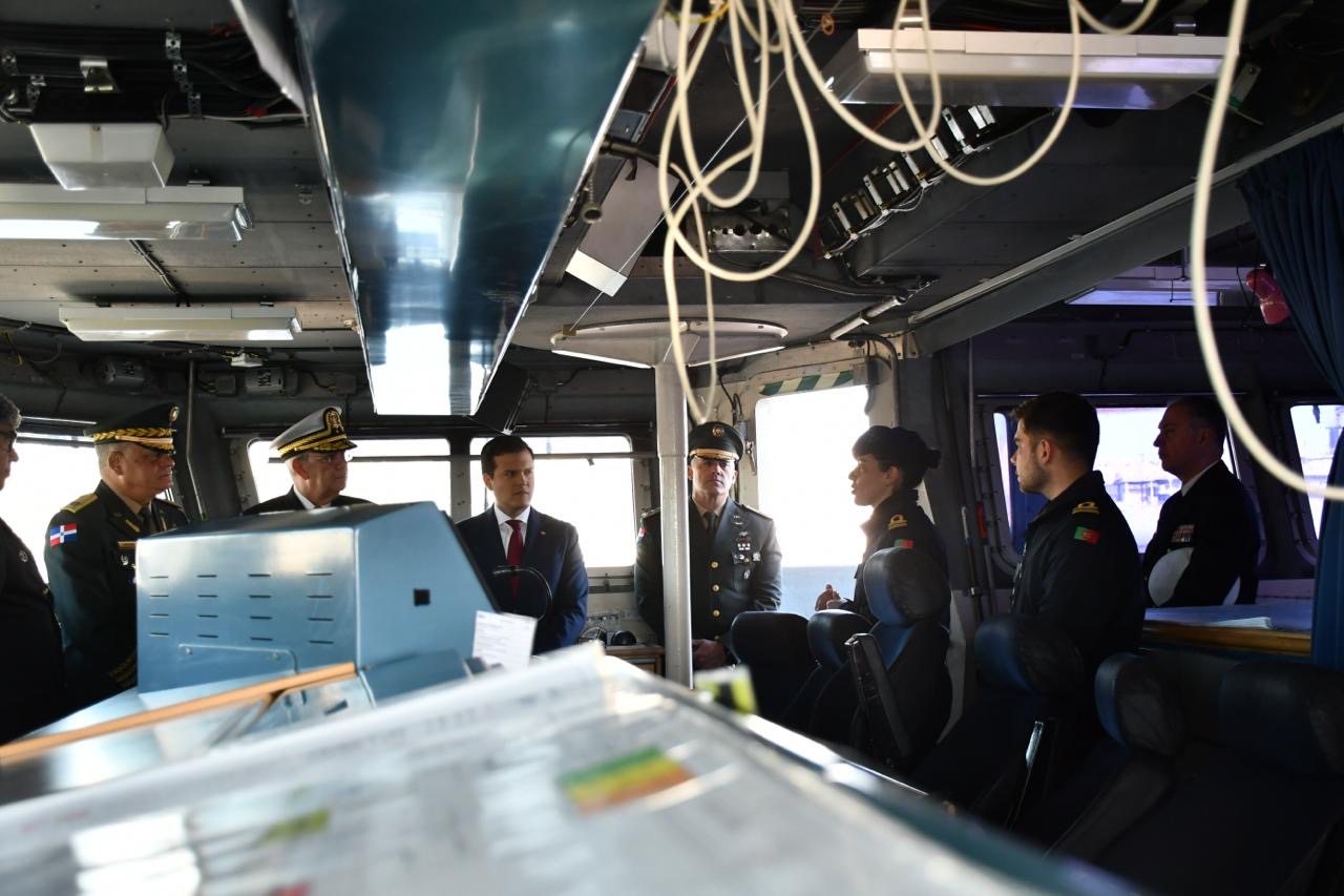 Ministro de Defensa visita base naval portuguesa y recorre patrullero de altura Clase “Tejo”
