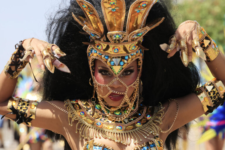 La Batalla de Flores, un río humano de música y color, abre el Carnaval de Barranquilla