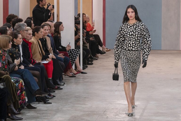 Carolina Herrera celebra a las mujeres de las artes en su desfile en Nueva York