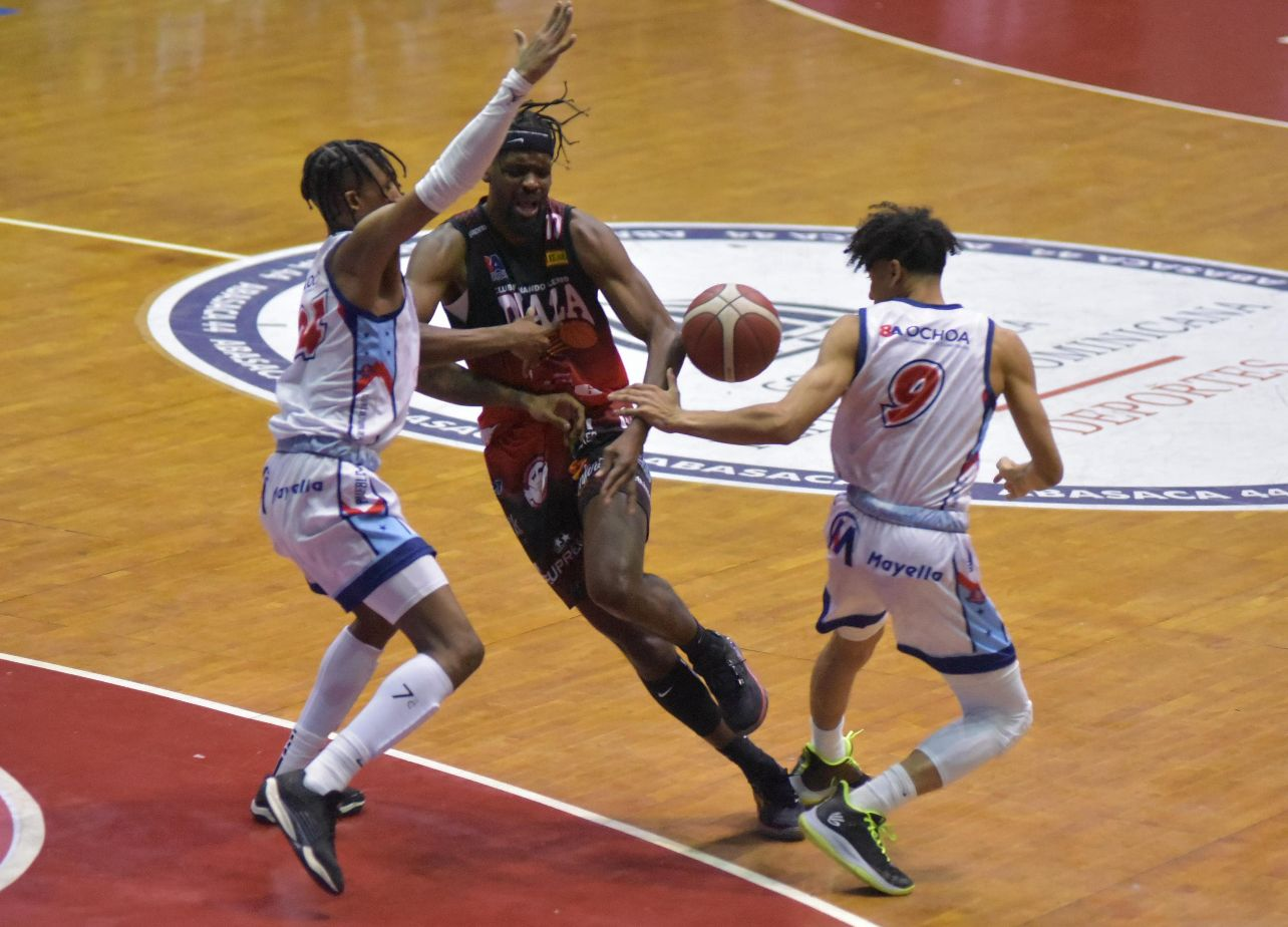 El club Pueblo Nuevo derrotó al combinado de Plaza Valerio en la continuación del Baloncesto Superior de Santiago
