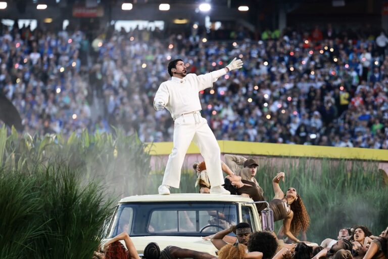 VIDEO | Bad Bunny agradece a equipo de trabajo tras culminar presentación en Super Bowl