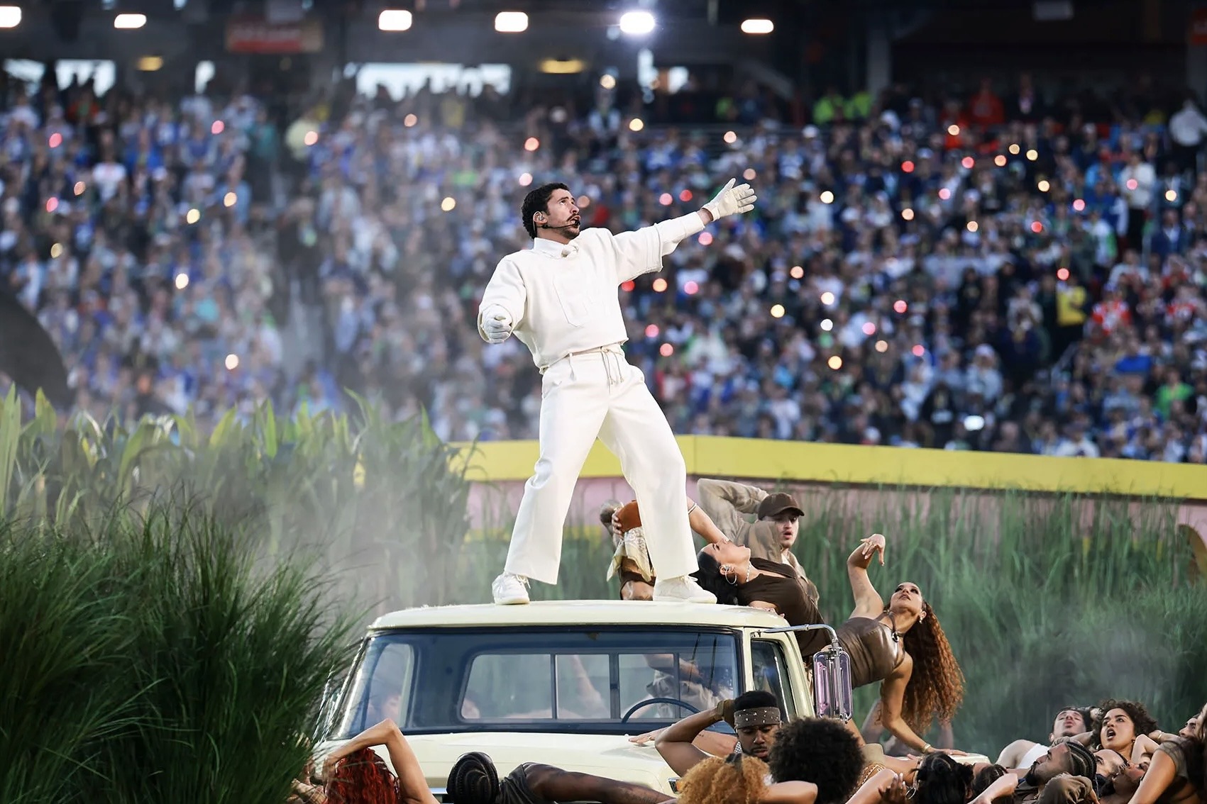 VIDEO | Bad Bunny agradece a equipo de trabajo tras culminar presentación en Super Bowl