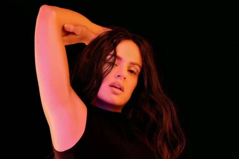 VIDEO | Calvin Klein lanza nuevo perfume de la mano de Rosalía
