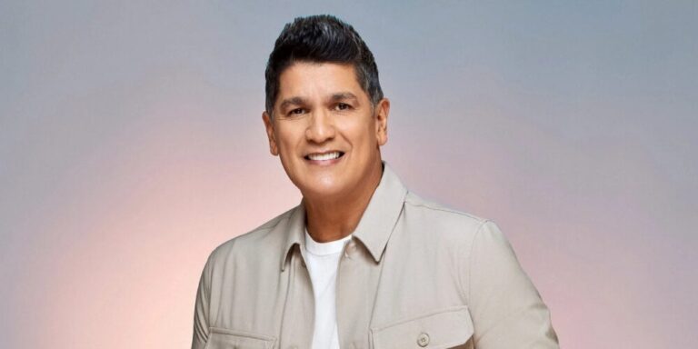 Eddy Herrera convierte vuelo de Arajet en una fiesta patriótica rumbo a Medellín