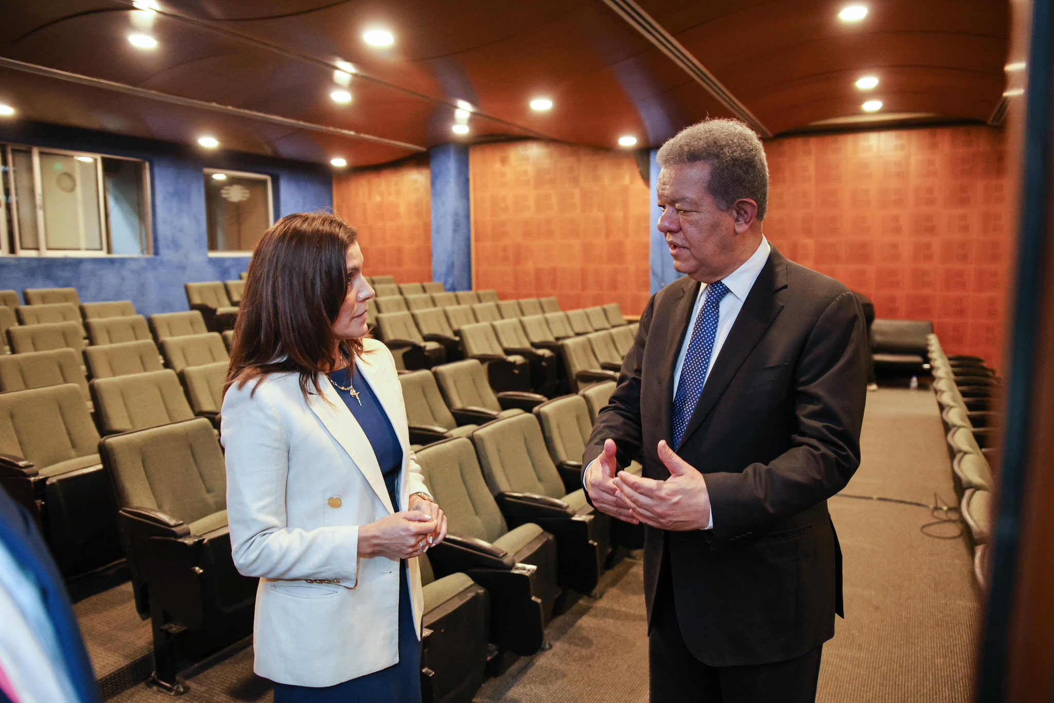 La embajadora de EEUU conversó con Leonel Fernández sobre “la situación actual del país, el fortalecimiento de la democracia y la seguridad“
