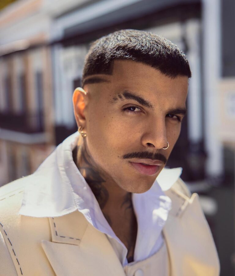 Rauw Alejandro debutará como actor en la película de Guy Ritchie 'Viva La Madness'