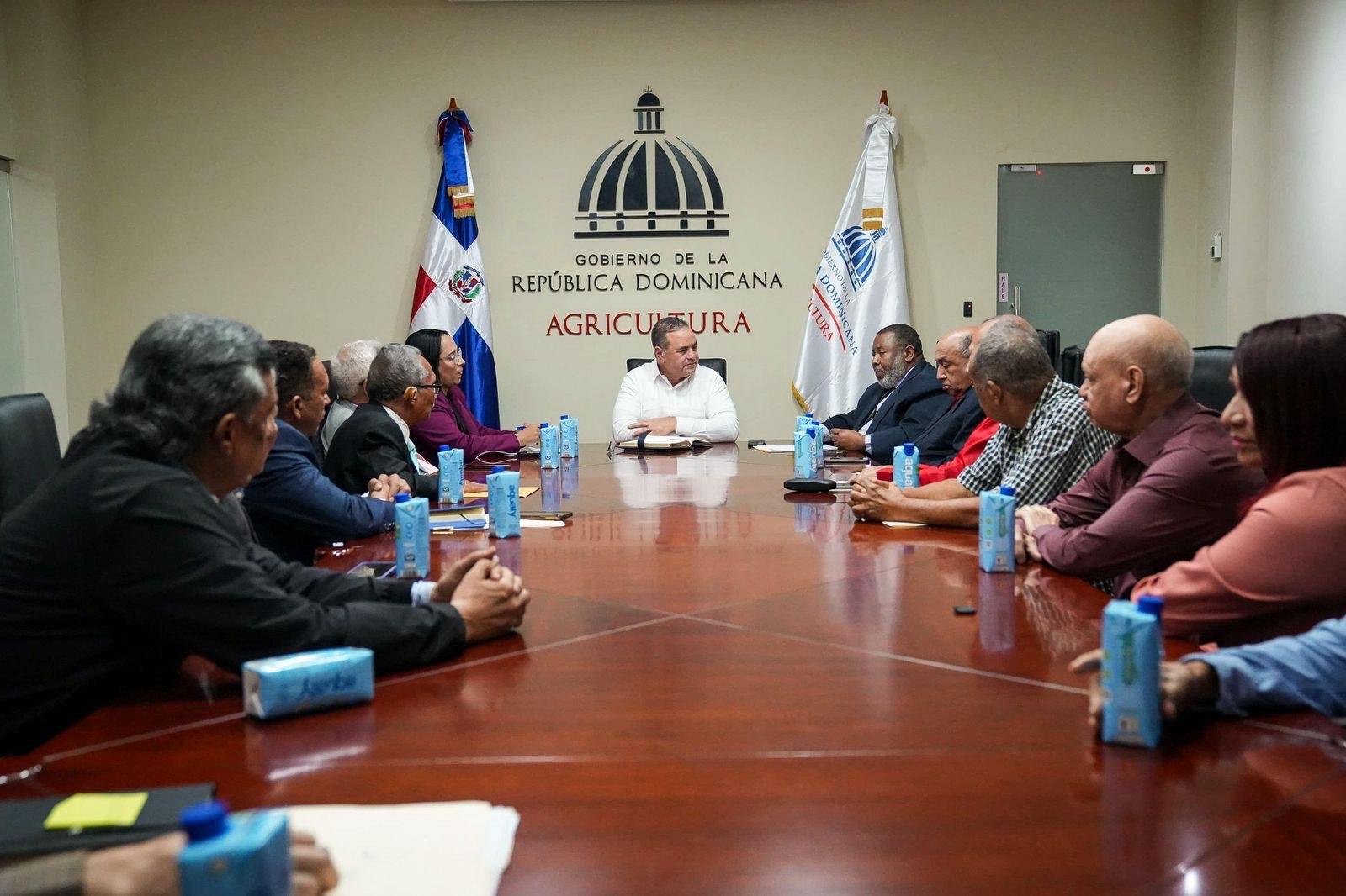 Organizaciones detallistas respaldan al ministro de agricultura y niegan escasez de pollo y huevos