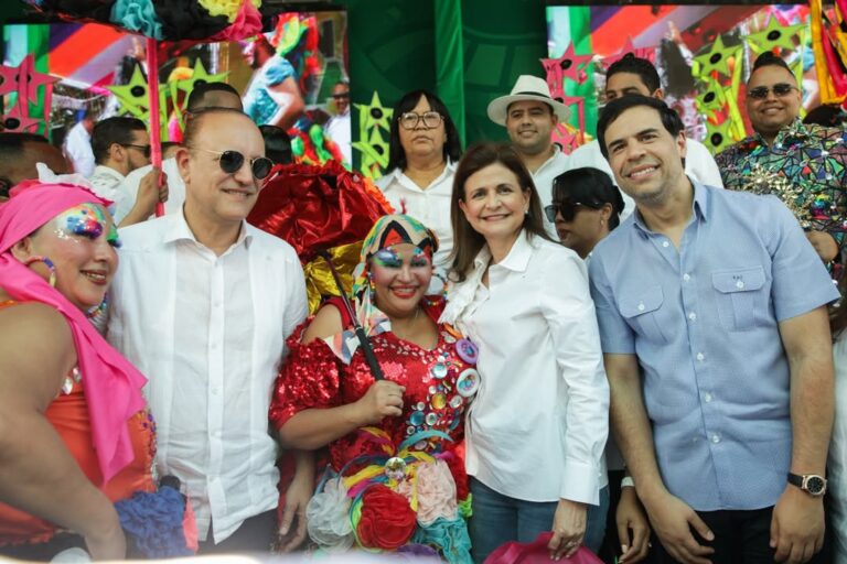 Raquel Peña destaca el valor cultural del Carnaval de Santiago como expresión de identidad nacional