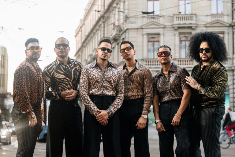 Grupo Extra estrena “Dime lo que te pasó” y celebranominación a los Premios Soberano