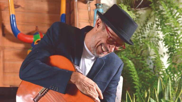 José Antonio Rodríguez presentó un concierto íntimo que fusionó música y poesía en vísperas de San Valentín 