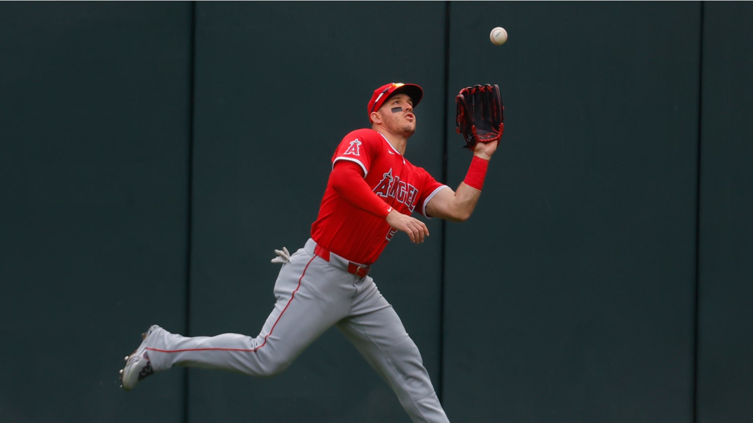 Mike Trout quiere regresar al jardín central en 2024