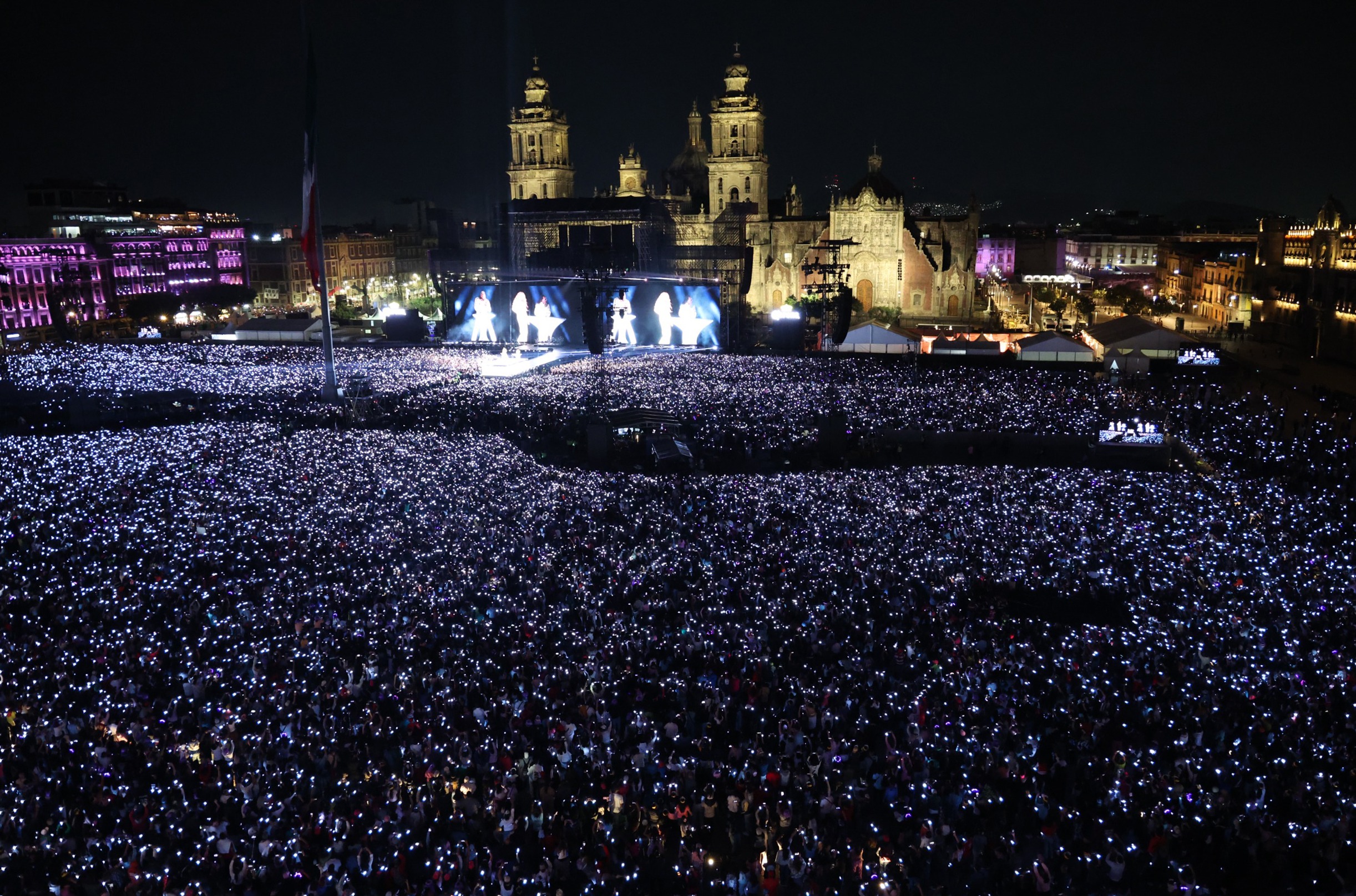 Shakira supera 400.000 asistentes en Zócalo y cierra su gira por México con nuevo récord