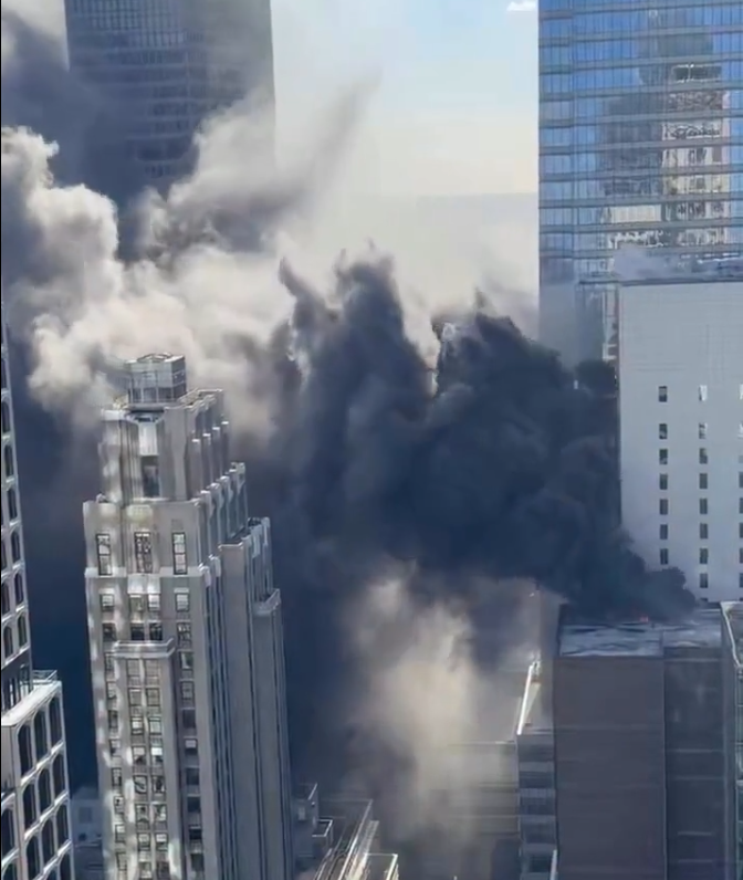 Incendio en rascacielos de Nueva York antes del desfile