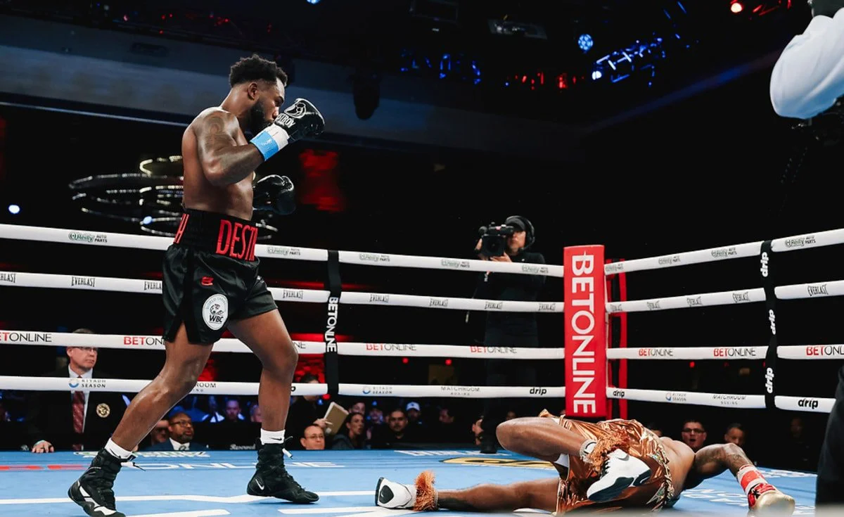 El dominicano Carlos Adames realizó el sábado la tercera defensa de su título mundial al derrotar a Austin “Ammo” Williams,
