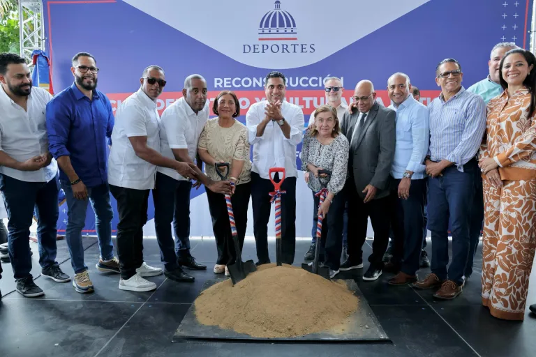 El ministro de Deportes, Kelvin Cruz dejó iniciada la reconstrucción del Club La Matica en La Vega