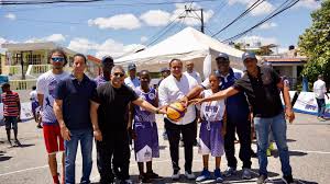 “INEFI con el Barrio” llegó al sector Los Mameyes, donde niños, adolescentes y adultos participaron en competencias deportivas