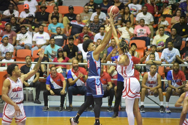 El equipo de Pueblo Nuevo consiguió su primera victoria en la final del basket de Santiago luego de vencer al Sameji