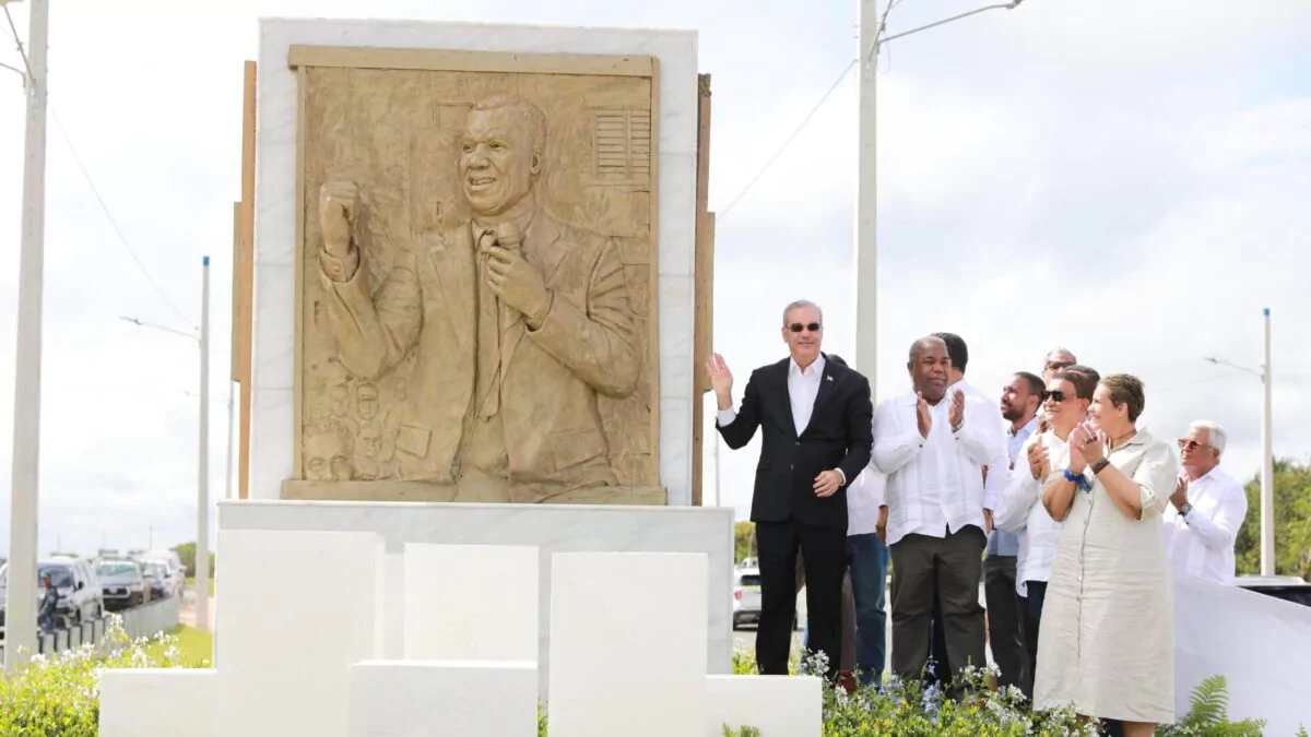 Renombrada avenida en honor a Peña Gómez en Santo Domingo
