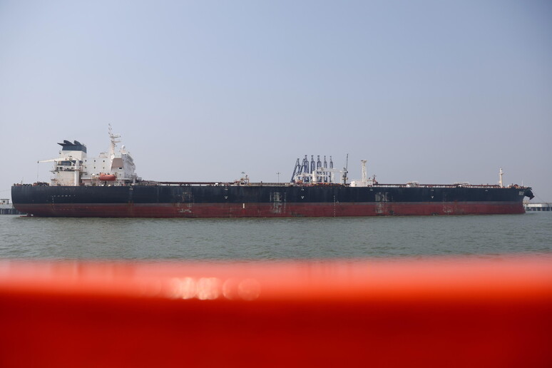 Crisis en el Estrecho de Ormuz: Petróleo y Negociaciones