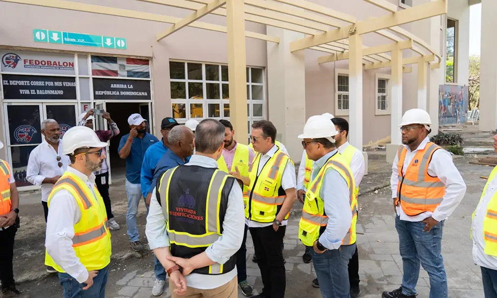 El ministro de Vivienda Ito Bisono realizó un recorrido de supervisión por las obras deportivas que se desarrollan en el Parque del Este