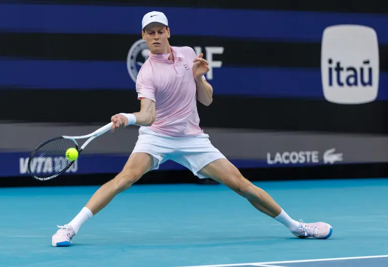 Jannik Sinner eliminó alestadounidense Alex Michelsen del Abierto de Miami y extendió su récord de sets consecutivos ganados