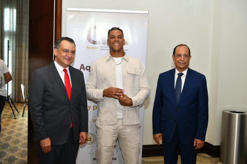 La Junta Central Electoral le entregó la nueva cédula a los integrantes del equipo que representarán al país en el Clásico Mundial de Béisbol