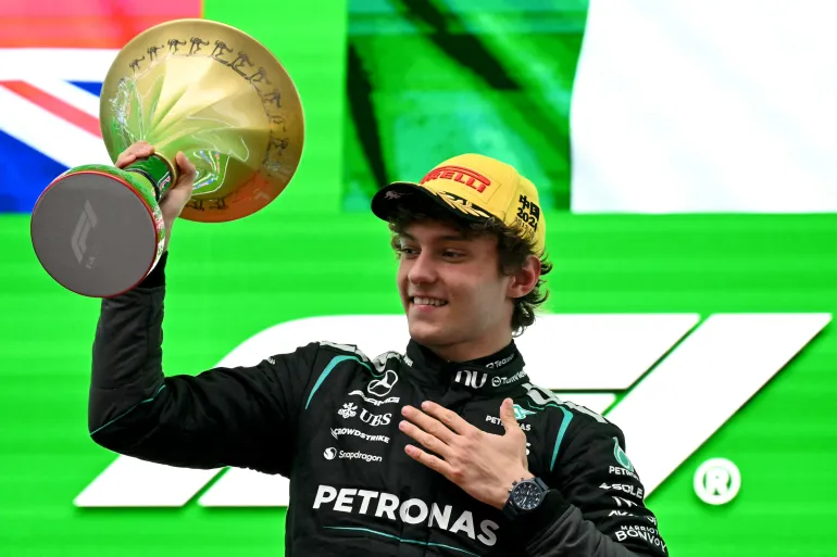 El piloto italiano de 19 años Kimi Antonelli ganó el Gran Premio de China para su primera victoria en la Fórmula Uno