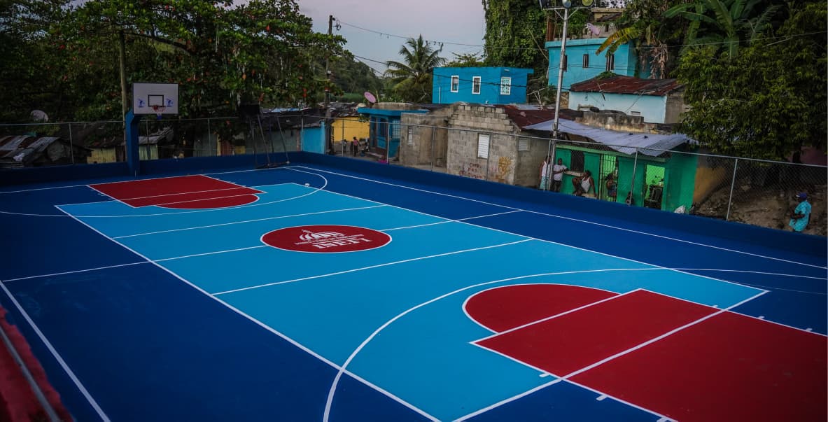 El Instituto Nacional de Educación Física (INEFI) ha entregado 48 canchas remozadas en distintos municipios y centros educativos