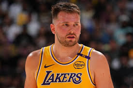 La NBA multó con 50 mil dólares a Luka Doncic dirigir un gesto no profesional e inapropiado hacia un arbitro