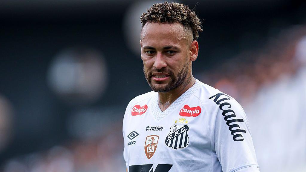 El futbolista brasileño Neymar aclaró que no existe ningún problema con su estado actual de salud