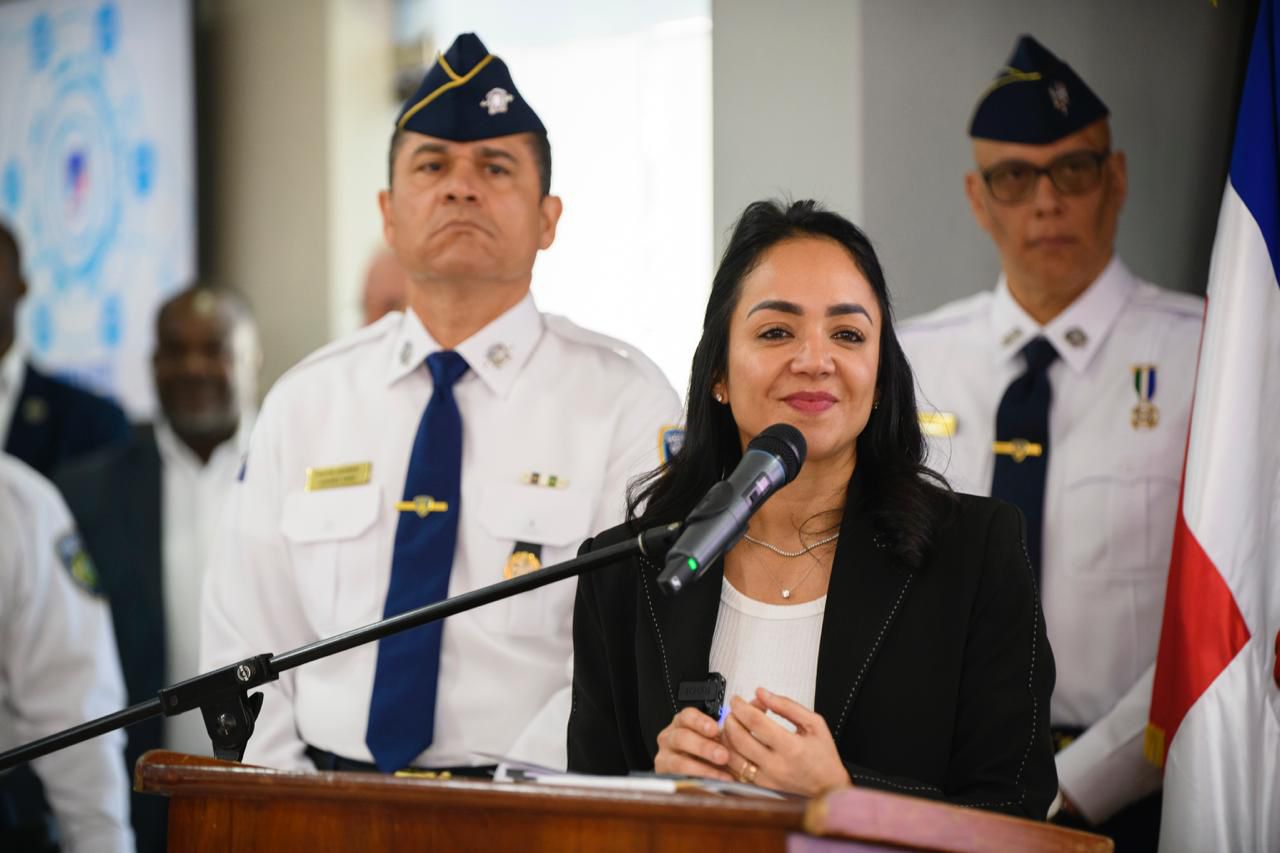 Faride Raful llama a la población a denunciar la agresión de agentes de la Policía, tras condenar incidente de coronel contra joven en Los Mina