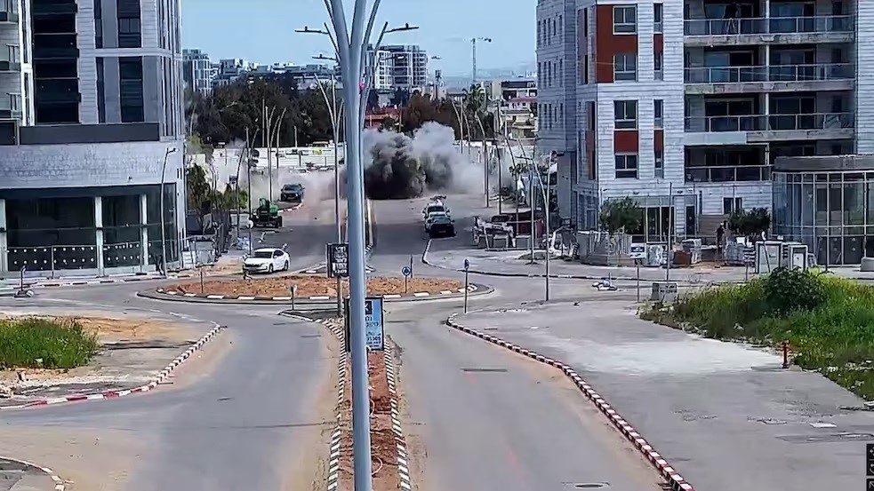 Misil con ojiva de racimo lanzado por Irán deja un muerto en Israel