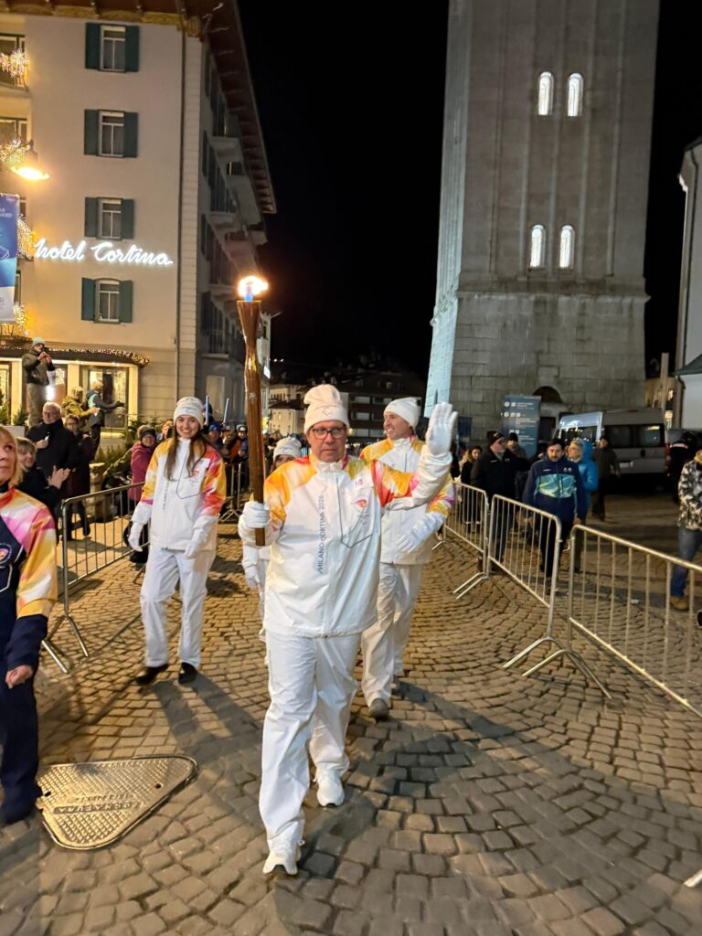 Felipe Vicini y Alejandra Aybar portan la antorcha paralímpica en Milano Cortina