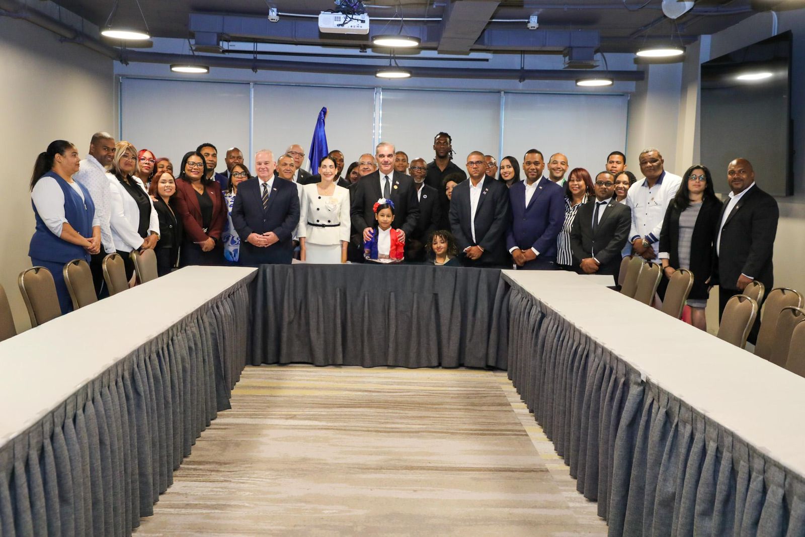 Abinader refuerza lazos con dominicanos en Chile