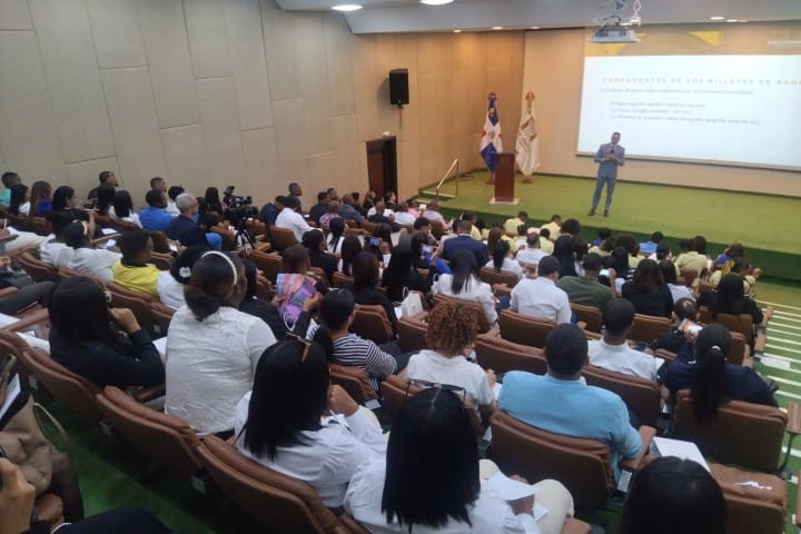 El Banco Central dominicano recibe estudiantes de economía de la universidad UTESUR