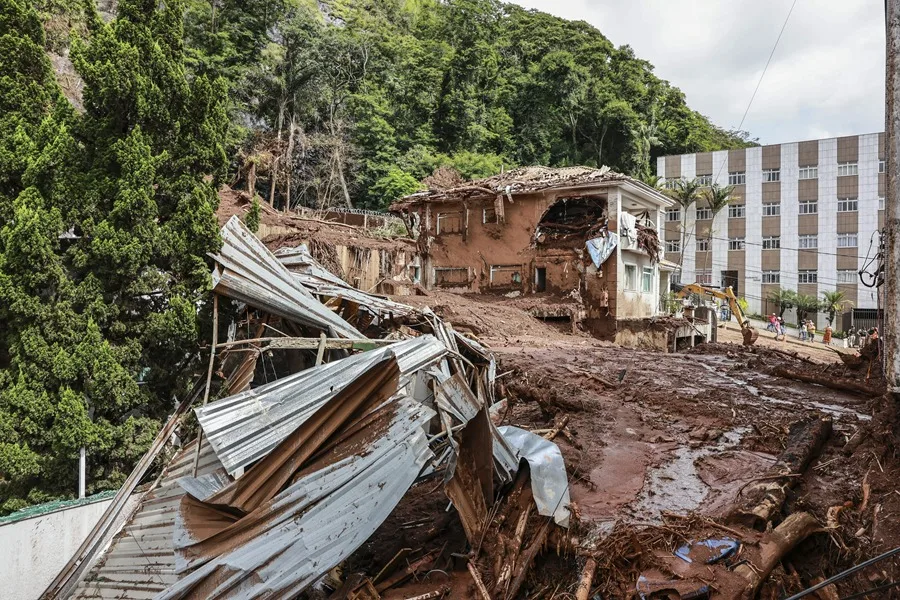 66 muertos y continúa la búsqueda