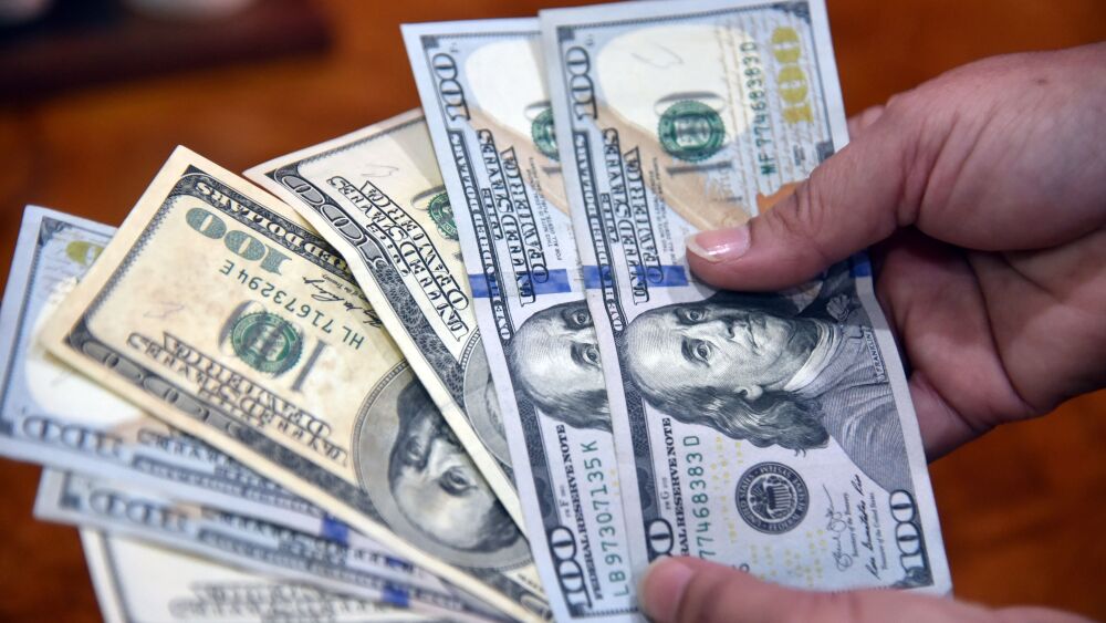 El dólar vuelve a retomar alza frente al peso dominicano, se acerca a tasa del Presupuesto de US$65.50 provocando tensión por los precios
