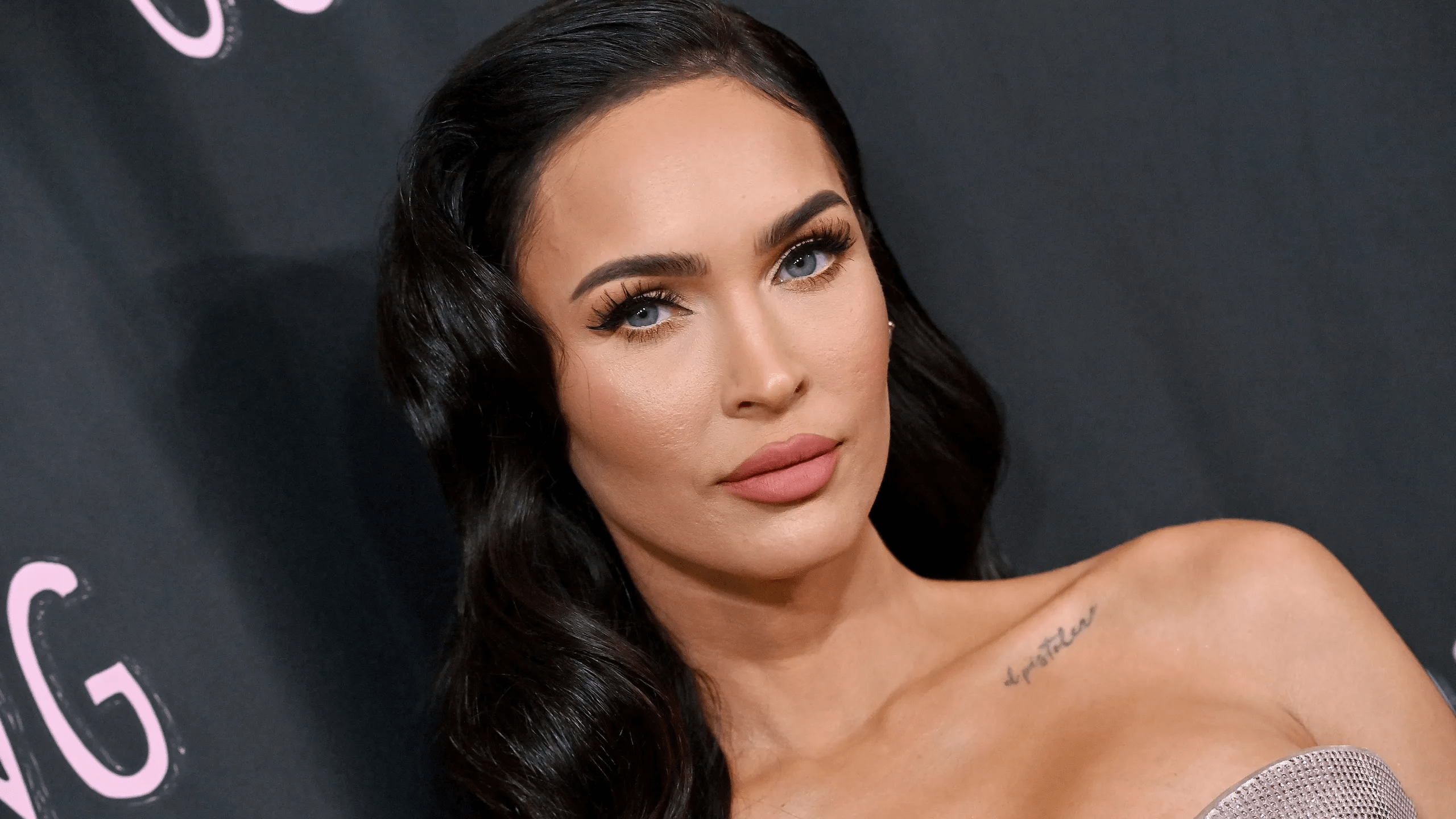 Megan Fox reaparece en Instagram con sensual sesión fotográfica en negro