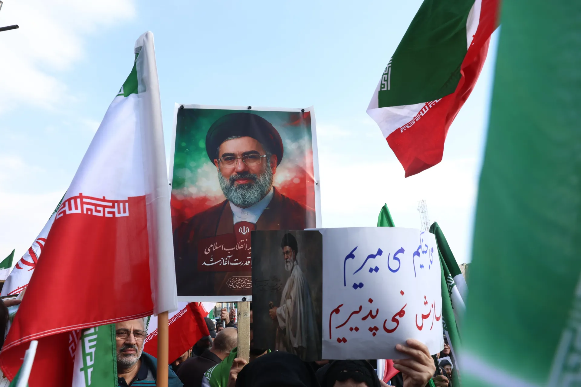 Irán se une en apoyo a su nuevo líder supremo